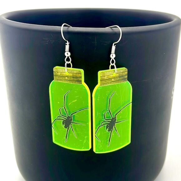 𝅺SPIDER IN a Jar Acrylic Halloween Earrings - Picture 1 of 2